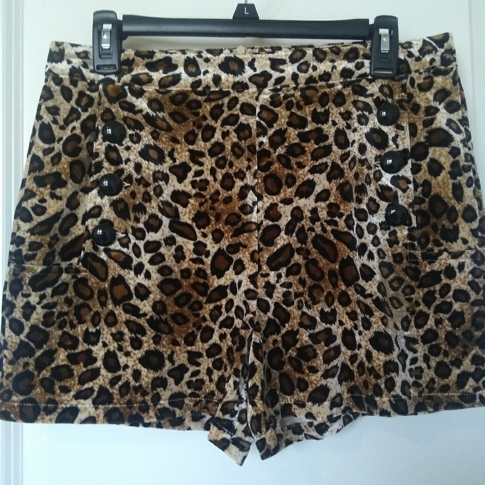 Leopard print shorts w/zipper in back